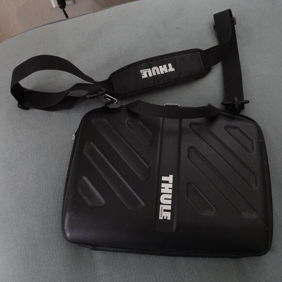 Thule Black Laptop Case with Strap - Picture 1 of 2